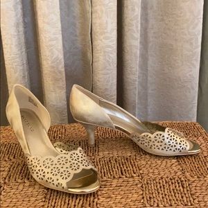 Bandolino Peep Toe Heels Metallic Gold Beige 7.5